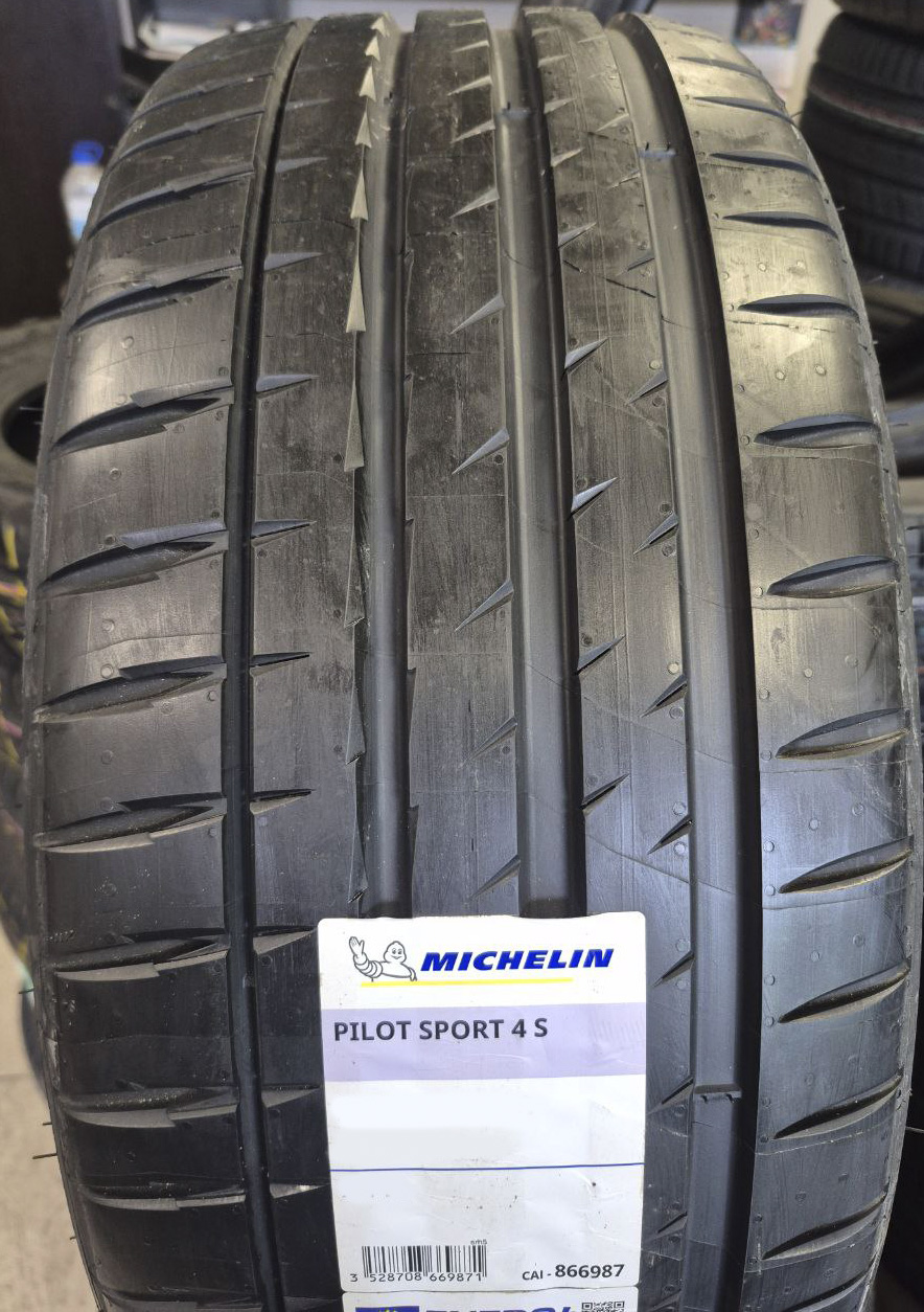 Michelin Pilot Sport 4 235/40R18 95Y